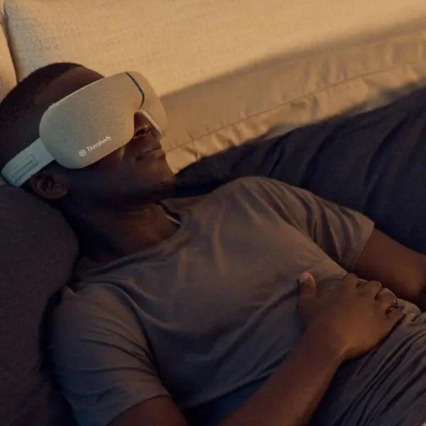 Masque de massage Smart Google Therabody, conçu pour offrir une relaxation profonde et apaiser les tensions faciales.
