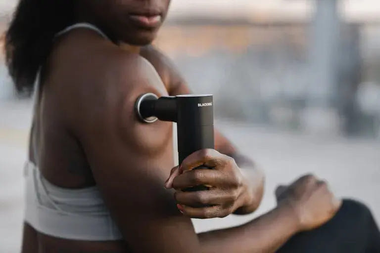 Pistolet de massage Blackroll Fascia Gun, conçu pour soulager les tensions musculaires et améliorer la mobilité.