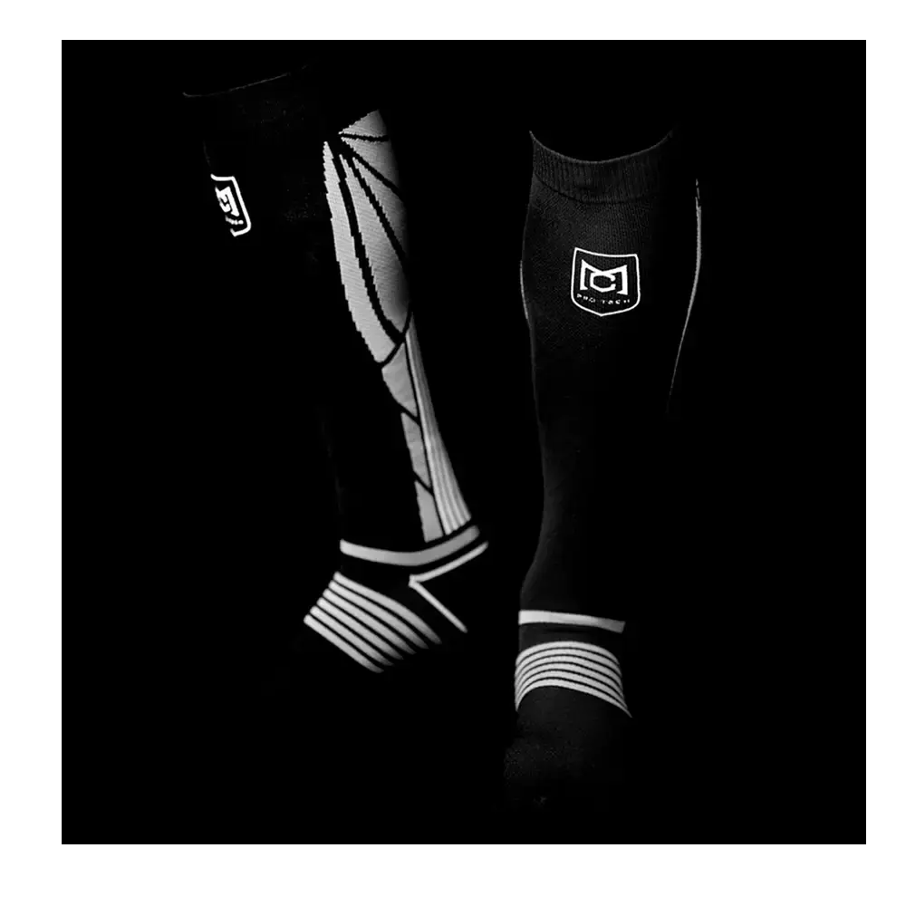 Chaussettes de compression pour améliorer la circulation sanguine et favoriser une récupération rapide après l’effort.