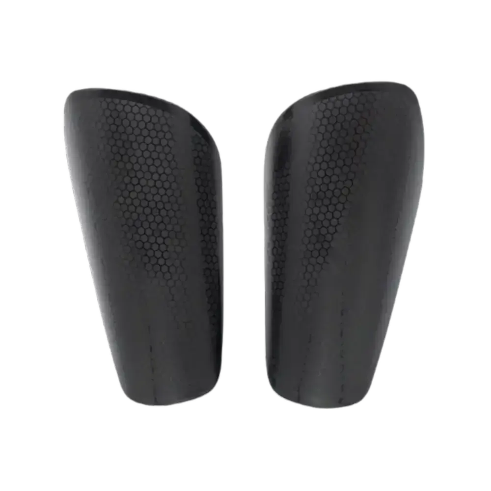 Protèges-tibias en résine personnalisables, offrant une protection robuste et un ajustement parfait pour le sportif.
