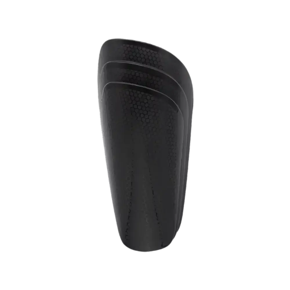 Protèges-tibias en résine personnalisables, offrant une protection robuste et un ajustement parfait pour le sportif.