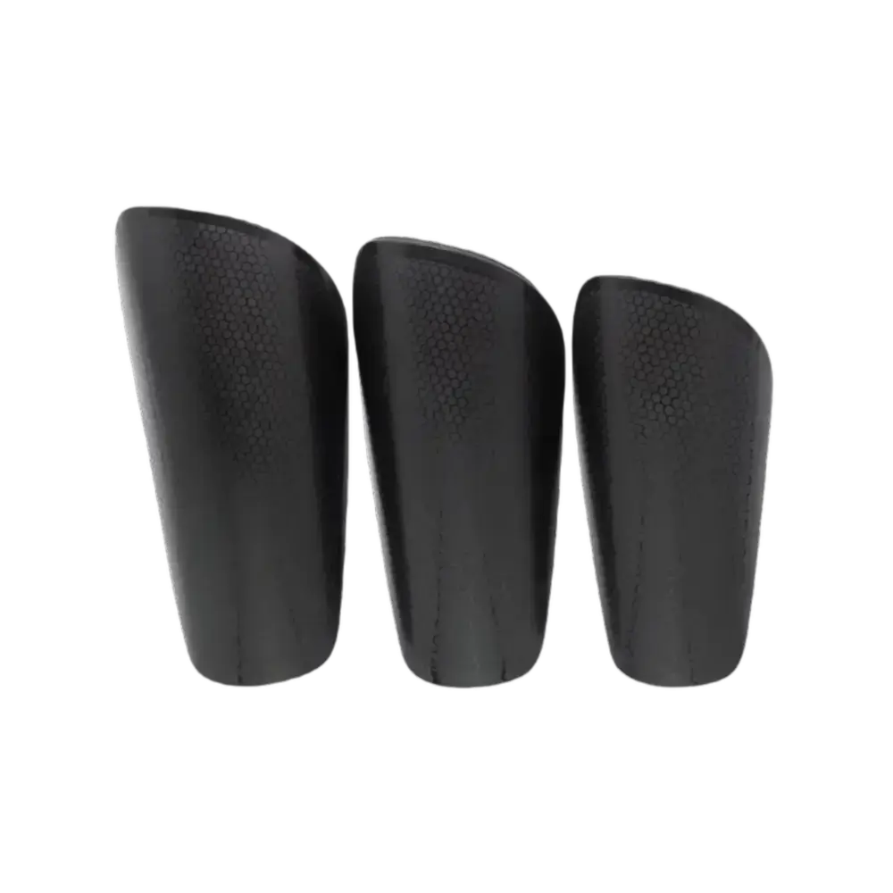 Protèges-tibias en résine personnalisables, offrant une protection robuste et un ajustement parfait pour le sportif.